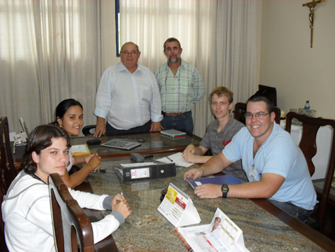 Prefeito Dorival Sandrini, vereador Zinho Cantori e representantes das Associações dos Estudantes de Cajobi e de Monte Azul Paulista